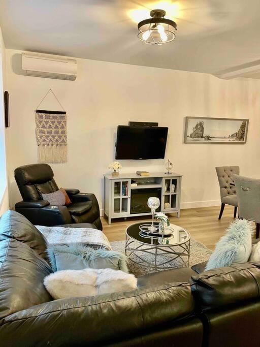 Adorable 1 Bedroom Suite- A Skip To Galloping Goose Victoria Dış mekan fotoğraf
