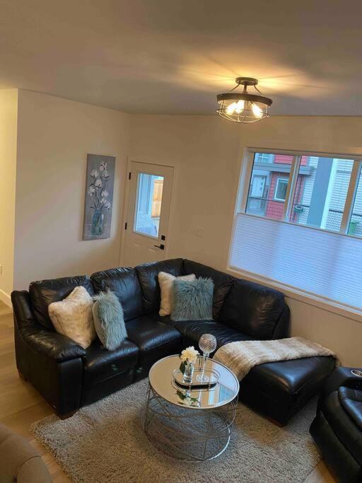 Adorable 1 Bedroom Suite- A Skip To Galloping Goose Victoria Dış mekan fotoğraf