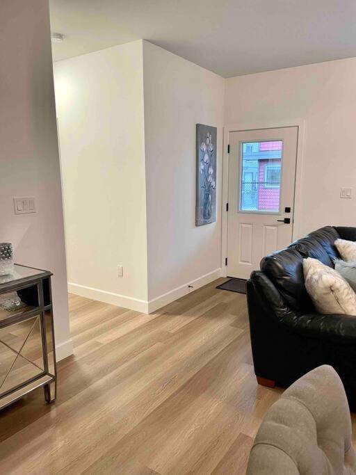Adorable 1 Bedroom Suite- A Skip To Galloping Goose Victoria Dış mekan fotoğraf