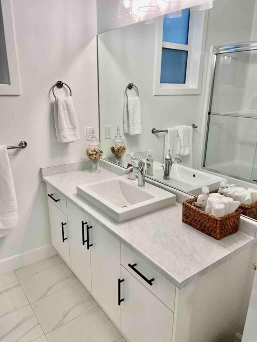 Adorable 1 Bedroom Suite- A Skip To Galloping Goose Victoria Dış mekan fotoğraf